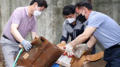 이상일 용인특례시장, 공직자들과 고기교 등에서 피해 복구작업에 구슬땀