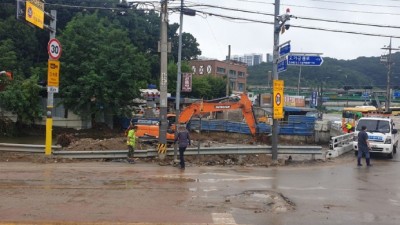 이상일 용인특례시장의 호우 대비 긴급준설작업 지시로 14일 고기교 주변 동막천 준설