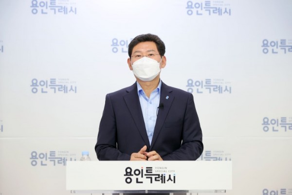 1-1. 이상일 용인특례시장이 18일 취임 50일을 맞아 언론브리핑을 열고 반도체 산업 육성 전략을 설명하고 있다..JPG