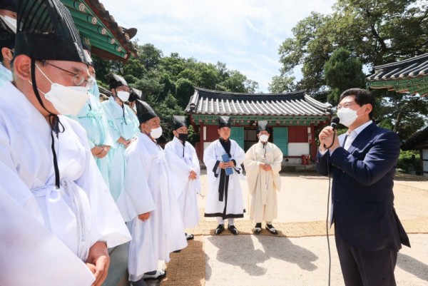 3-1. 이상일 용인특례시장이 1일 심곡서원 추계 향사에서 인사말을 하고 있다..jpg