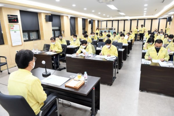 16.이민근 안산시장, 재난안전대책회의 주재…태풍‘힌남노’대응 만전 지시(이민근 시장이 5일 시청에서 태풍 힌남노 대응을 위해 긴급재난안전대책회의를 주재하고 있다 (1).jpeg