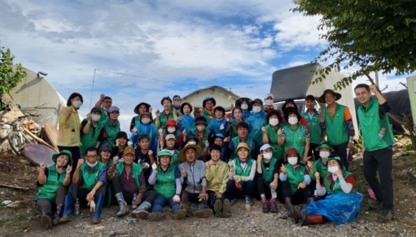 (광명9-1)광명시 학온동 새마을지도자협의회·부녀회는 지난 3일 시 도시농업과 직원들과 함께 수해 농가를 찾아 복구 작업을 진행했다.jpg