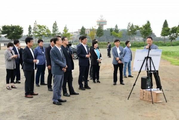 101.이민근 안산시장이 16일 대부도를 찾아대부바다향기테마파크 활용방안에 대해 논의하 있다 (1).jpg