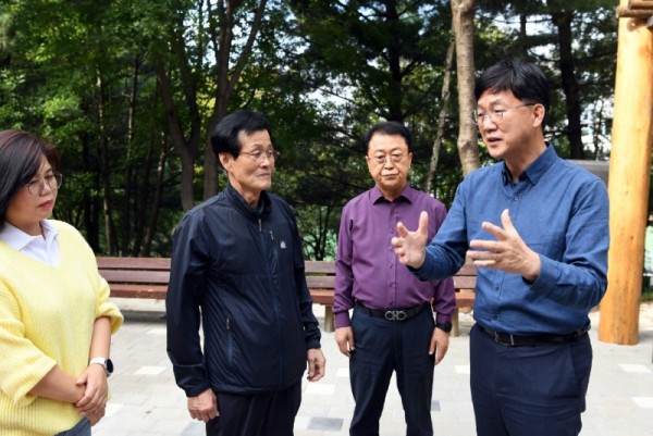 18.이민근 안산시장, 샛터공원 정비공사 현장 방문(이민근 시장이 지난 4일 샛터공원 정비공사 현장을 방문해 주민들의 의견을 듣고 있다 (2).jpg