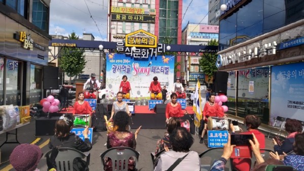 (광명1-1)광명시 광명4동 주민자치회는 지난 7일 광명4동 먹자골목에서 지역주민 및 내빈 500여 명이 참석한 가운데 제5회 광사먹골 Song 페스티벌을 성황리에 개최했다.jpg