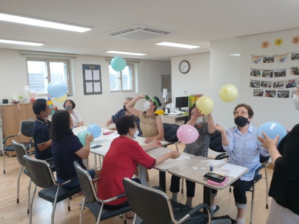 60.안산시 노인케어 안심주택, 대한민국 주거복지문화대상서 우수상 수상(노인안심케어주택 활동 모습) (1).jpg