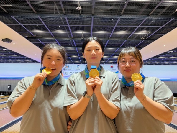 2-1. 용인시청 직장운동경기부 볼링팀의 가윤미(오른쪽 첫번째) 선수가 포함된 경기도대표팀이 제103회 전국체육대회 여자일반부 볼링 3인조 경기에서 우승을 차지했다..jpg