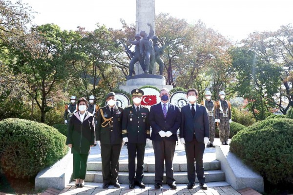 8-4.(왼쪽부터) 에신 테즈바사란 교육참사관  압둘라 사으르 국방무관  배현국 55사단장  살리호 무랏 타메흐 대사  이상일 용인특례시장이 튀르키에군 참전기념비 앞에서 기념촬영을 하고 있다..jpg