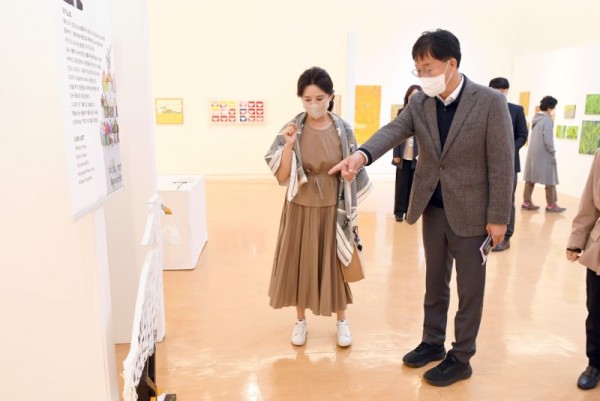 114.114.제4회 안산국제아트쇼 화려한 개막…한국화부터 조각·서예까지 미술의 향연(이민근 시장이 19일 제4회 안산국제아트쇼에 예술작품들을 둘러보고 있다.).jpeg