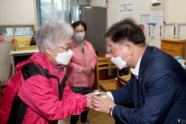 (광명1-4)광명시는 지난 25일 철산1동에서 다섯 번째 ‘우리 동네 시장실’을 운영하며 시민과의 현장 소통을 이어 나갔다.JPG