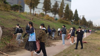 시흥시, 외국인 유학생과 함께하는 시흥천 정화활동