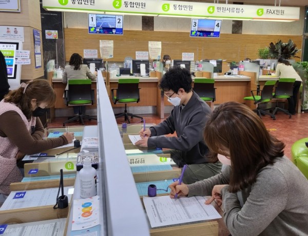 8.안산시가 건의한 허위 전입신고·전세사기 방지 개선안…‘전국으로’(안산시 관내 전입신고 모습) (1).jpg