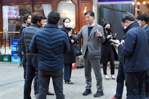 16.이민근 안산시장, 사리골 상점가 현장방문…골목 상권 활성화 위해 (1).jpeg