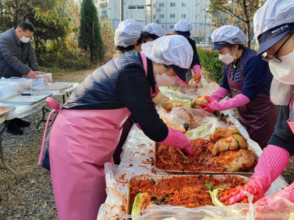 9-1. 기흥동_ 지역사회보장협의체서 담근 김치 200포기 나눔_사진(1).jpg