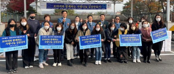 7-2. 기흥구_ 국제로타리3600지구 용인2지역 회원들 김장 나눔 행사_사진(2).jpg