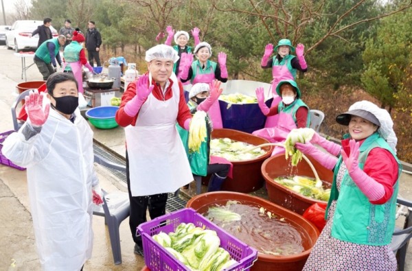 광주시+오포+남녀새마을지도자협의회,+따뜻한+겨울나기+김장김치+기탁.jpg