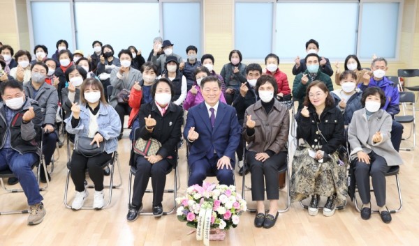 (광명2-1)광명시는 지난 21일 시민과의 소통하며 현장에서 답을 찾는 ‘우리동네 시장실’을 광명2동에서 이어 갔다.jpg