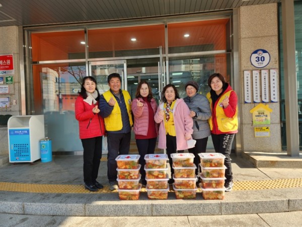 보도자료5+대한적십자+시흥연성·장곡봉사회+김장김치+후원 (1).jpg