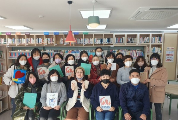 (광명5-1)광명시 하안2동 철망산작은도서관은 7일 하안2동 주민자치회와 함께 동 행정복지센터에서 그림책작가 ‘사이다’와 함께하는 강연회를 개최했다..jpg