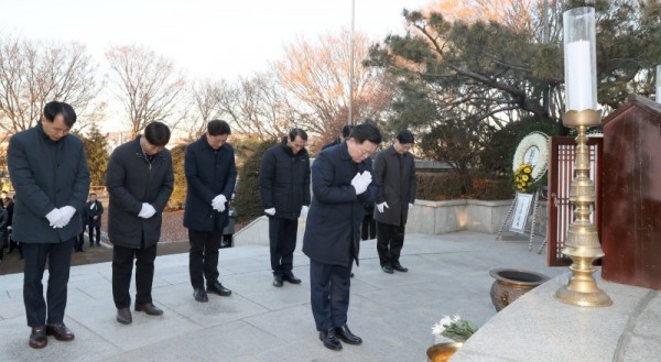 (광명2)광명시(시장 박승원)는 계묘년(癸卯年) 새해를 맞아 1월 2일 오전 8시 30분 현충탑에서 신년 참배 행사를 가졌다.jpg