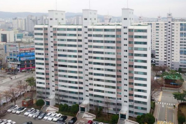 2. 수지구 소재 재건축이 확정된 A아파트 전경.jpg
