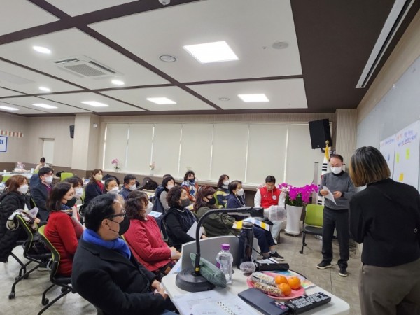 (광명3-2)광명시 철산4동 행정복지센터는 지난 7일 평생학습원 청년 어울림실에서 철산4동 주민자치회 위원 20여 명이 참석한 가운데 ‘철산4동 주민자치회 열린 토론회’를 개최했다.jpg
