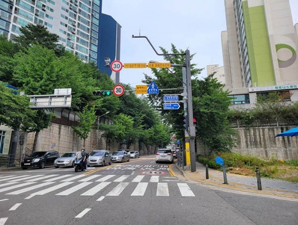 7. 용인특례시가 어린이보호구역 27곳에 무인단속카메라를 설치한다. 사진은 수지구 상현동 서원초 앞에 카메라가 설치된 모습.jpg