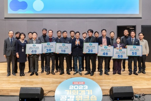 18일+오전+경기도청+1층+대강당에서+김동연+경기도지사，+3부지사，+4수석，+기조실장，+자치국장，+팀장급+400여명+등이+참석한+가운데+.jpg