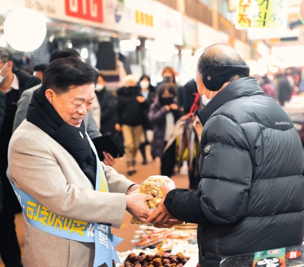 (광명1-1)박승원 광명시장은 민족 고유의 명절인 설을 앞두고 19일 광명 전통시장과 새마을시장을 방문해 장보기 행사를 통해 물가를 체험하며 민생 현장을 살폈다.jpg