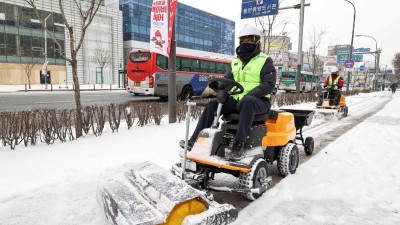 용인특례시, ‘보행로 제설기 9대’ 대설에 실력 발휘했다