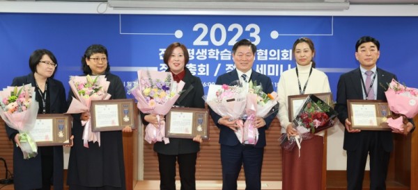 (광명1)광명시 민주시민교육센터가 26일 ‘제1회 대한민국 평생학습도시 좋은정책 AWARD 공모전’에서 파트너십상을 수상했다(우측 두번째 차미선 광명시 민주시민교육센터장, 우측 세번째 박승원 광명시장).jpg