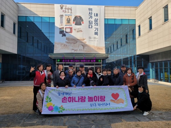 수어봉사동아리‘손으로하나되어’농아인들과수원박물관방문.jpg