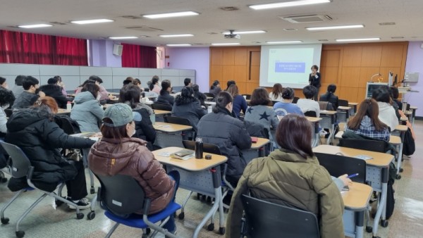 (광명4)광명시 여성새로일하기센터는 지난 2월 1일부터 8일까지 6일간 「맞춤형 강사경력 이음사업」에 지원한 96명의 강사를 대상으로 강사 소양교육을 실시했다.jpg