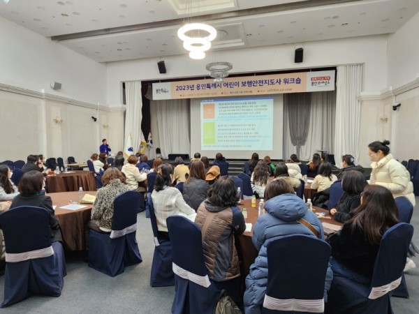 14. 용인특례시가 지난 21일 어린이 보행안전지도사를 대상으로 교통안전 교육을 했다.jpg