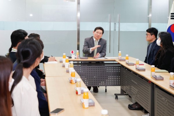 4-1. 이상일 용인특례시장이 용인아동보호전문기관 굿네이버스 경기용인지부 직원들과 대화를 하고 있다..jpg