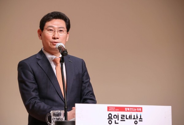 6-1.이상일 용인특레시장이 제104주년 3.1절 기념식에서 기념사를 하고 있는 모습.JPG