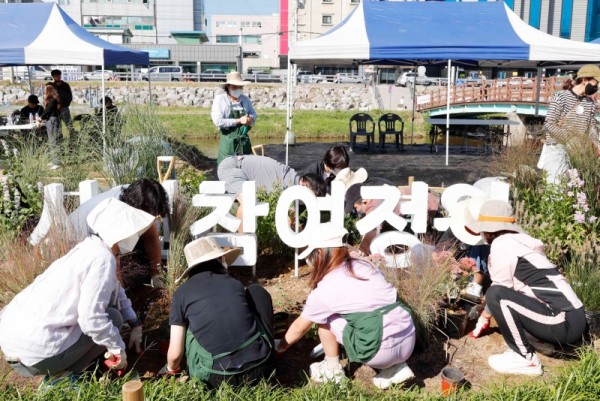 6-1. 지난해 용인특례시 시민정원 참여자들이 정원을 꾸미고 있다.jpg