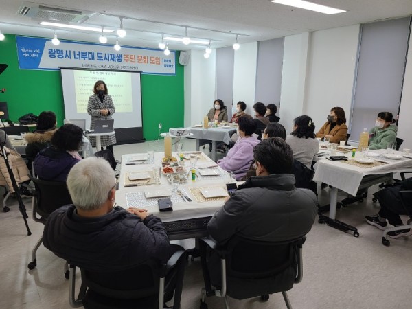 (광명6-1)광명시는 너부대 마을미디어실에서 ‘고전으로 즐기는 영화식당’을 22일과 28일 양일간 진행했다.jpg