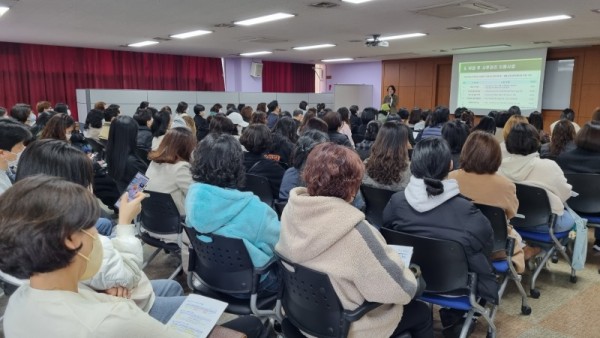 (광명7)광명시 여성비전센터는 지난 7일 비전교실에서 수강생, 강사와 광명시민 등 110여 명이 참여한 가운데 2023년 상반기 정규교육 개강식 및 아카데미 특강을 개최했다.jpg