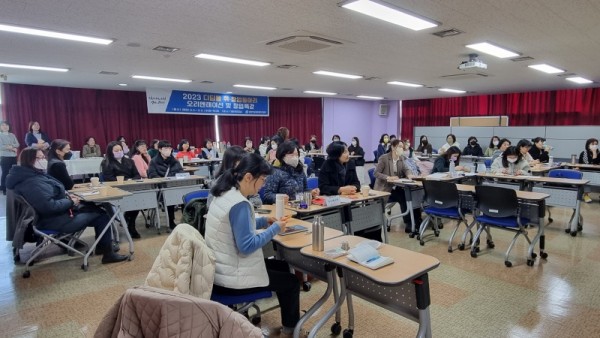 (광명6)광명시 여성새로일하기센터에서는 지난 3월 2일부터 3일까지 이틀간 디딤돌 취·창업 동아리로 선정된 7개 동아리 52명을 대상으로 오리엔테이션 및 창업특강을 실시하였다.jpg