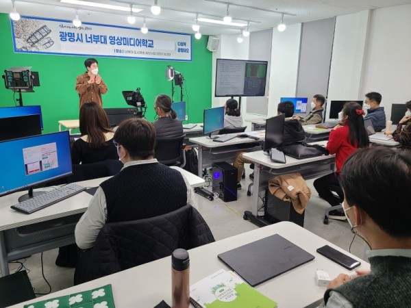 (광명2-1)광명시는 시민들의 지속적인 공동체 활동과 문화생활을 위해 너부대 주민 공동이용시설을 운영하고 있다(마을미디어실).jpg