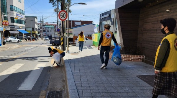 보도자료13+신현동+적십자봉사회+마을정화활동.jpg