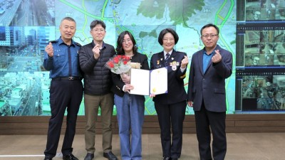 안양시 스마트도시통합센터, ‘매의 눈’으로 시민 안전 지킨다…관제요원 절도범 검거 감사패 받아