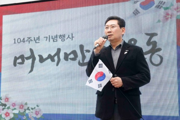 1. 이상일 용인특례시장이 25일 수지 머내만세운동 기념행사에서 인사말을 하고 있다.jpg