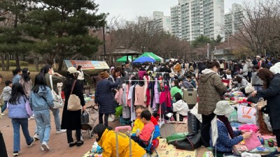 마스크 벗었다, 사랑이 재개됐다…수지구 나눔장터 성황