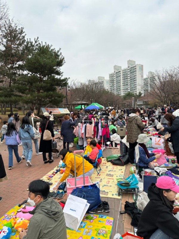 3. 지난 25일 수지근린공원에서 열린 수지나눔장터에 많은 시민들이 몰려 중고물품을 사고 팔았다.jpg