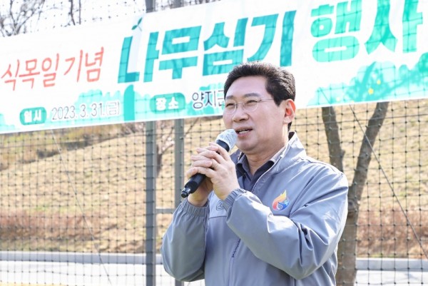 1-1. 이상일 용인특례시장이 31일 제78회 식목일 기념 나무심기 행사에서 인사말을 하고있다.jpg