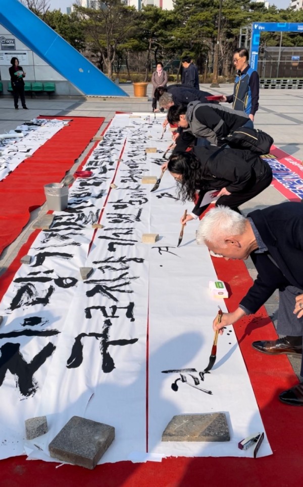 (광명2-2)(사)한국예총광명지회는 28일 구로차량기지 이전반대 예술 퍼포먼스를 펼쳤다.jpeg