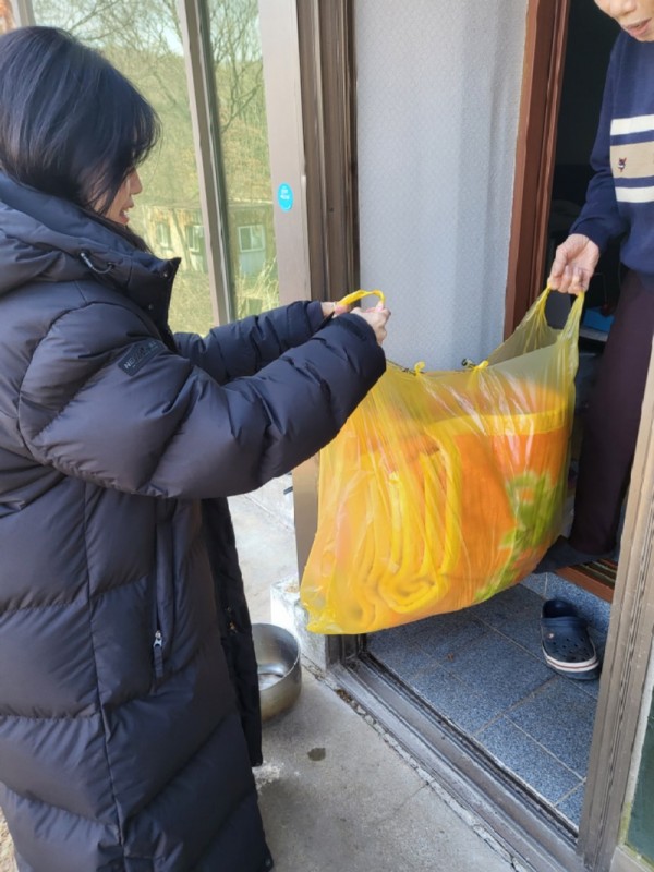 6. 동천동 지역사회보장협의체가 취약계층을 위해 이불세탁서비스를 지원한다.jpg