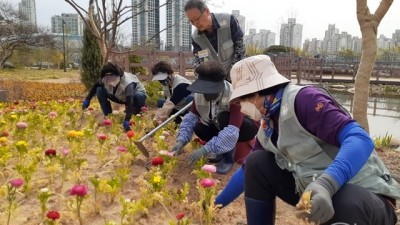 부천시, 상동호수공원 내 노인일자리 활동 시작…활력 ↑